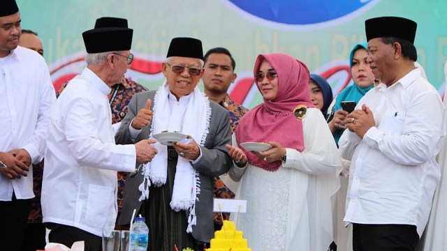 Ma'ruf Amin (tengah) menghadiri acara Tabligh Akbar di Madina, Sumatera Utara, Senin (11/3). Foto: Rafyq Panjaitan/kumparan