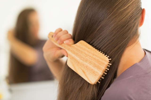 Ilustrasi menyisir rambut Foto: dok.Shutterstock