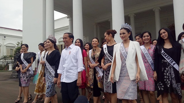 Presiden Jokowi berfoto bersama finalis Putri Indonesia di Istana Bogor, Senin (11/3). Foto: Fahrian Saleh/kumparan