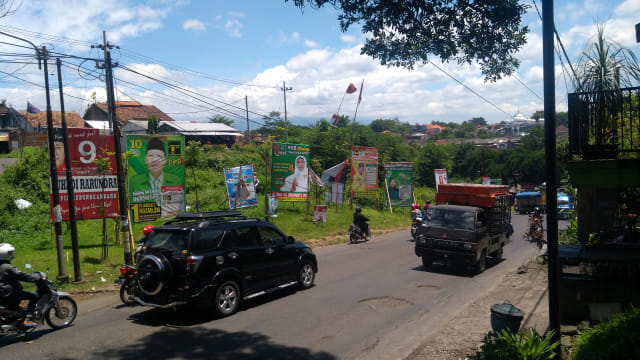 Sejumlah baliho terpadang di salah satu sudut Kota Malang. (foto: Gigih Mazda/Tugu Malang).