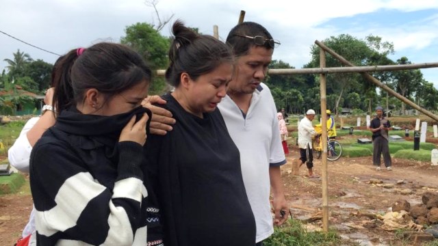 Putri Titian (tengah) di pemakaman sang ayah. Foto: Sarah Yulianti Purnama/kumparan