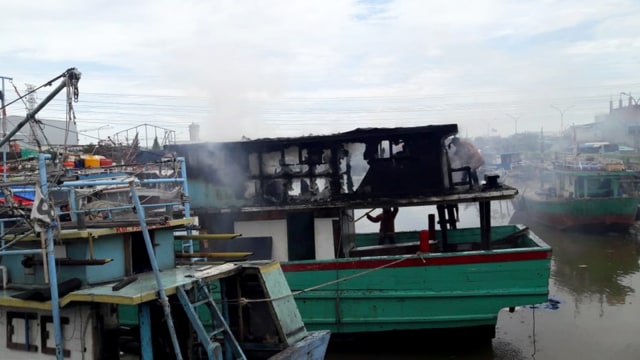 Kapal nelayan KM Nayla yang terbakar di Pelabuhan Muara Angke, Jakarta Utara. Foto: Dok. Sudin Damkar Jakarta Utara