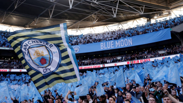 Bendera Manchester City di final Piala Liga. Foto: Reuters/Carl Recine