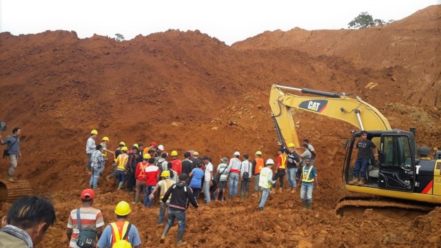 Proses pencarian korban, karyawan  PT Bhakti Pertiwi Nusantara yang tertimpa longsor saat bekerja menggali material nikel di Bukit Moro-moro, Halmahera Tengah. Foto Istimewa.