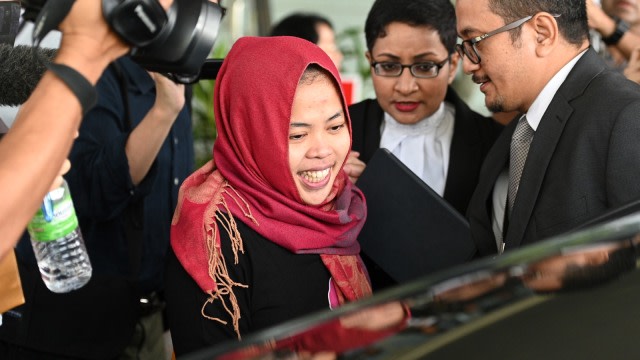 Siti Aisyah tersenyum ketika meninggalkan Pengadilan Tinggi Shah Alam, di luar Kuala Lumpur, Malaysia (11/3). (Foto: AFP/Mohd RASFAN via Kumparan)