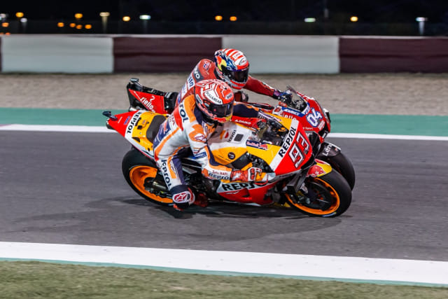 Usaha pebalap Repsol Honda, Marc Marquez saat mencoba menyalip pebalap Ducati, Andrea Dovizioso di tikungan terakhir MotoGP Qatar. Foto: twitter/HRC_MotoGP