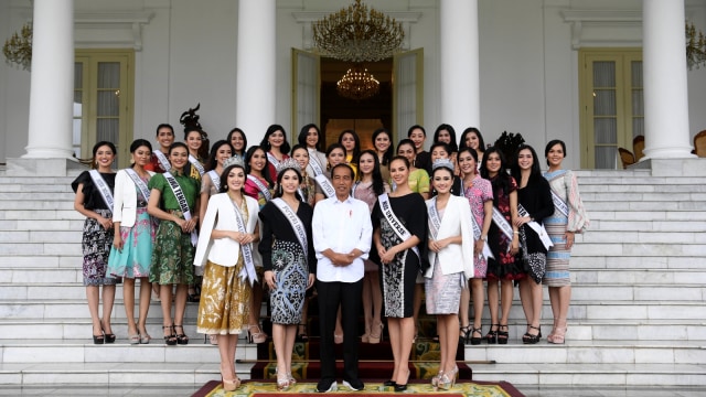 Presiden Joko Widodo (tengah) berfoto bersama Miss Universe 2018 Catriona Elisa Magnayon Gray (keempat kanan), dan finalis Puteri Indonesia 2019 di Istana Bogor, Jawa Barat, Senin (11/3/2019). Foto: ANTARA FOTO/Puspa Perwitasari