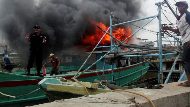Kapal yang terbakar di Muara Angke, Jakarta Utara,Senin (11/3). Foto: Dok. Kapolsek Sunda Kelapa