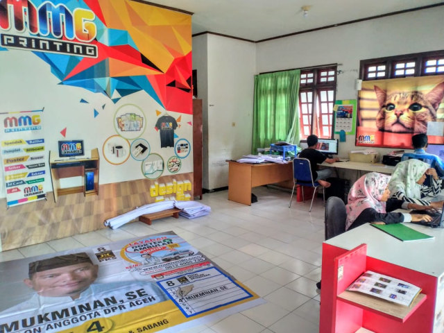 Usaha percetakan spanduk, MMG Printing mencetak spanduk para Caleg untuk Pemilu 2019. Foto: Husaini Ende/acehkini