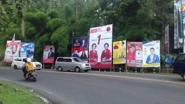 Salah satu kawasan di Gunungkidul yang dipasang spanduk dan baliho calon legislatif. Foto: erl