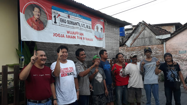 Spanduk Eko Suwanto, Calon Legislatif DPRD Provinsi Daerah Istimewa Yogyakarta (DIY), saat dipasang di salah satu rumah warag, Minggu (11/3/2019). Foto: ken.