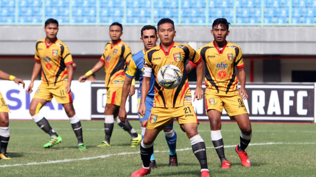 Pemain Mitra Kukar dan Bhayangkara berduel. Foto: Dok. Media Bhayangkara FC
