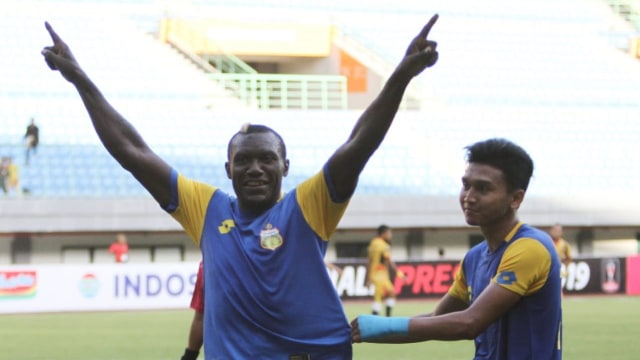 Herman Dzumafo, penyerang Bhayangkara FC, merayakan gol. Foto: Dok. Media Bhayangkara FC