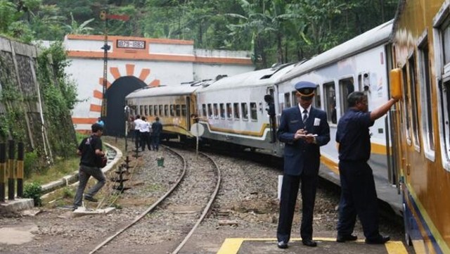 Kereta Siliwangi yang melayani transaportasi Cianjur-Sukabumi. Foto: Twitter/@KA_Siliwangi