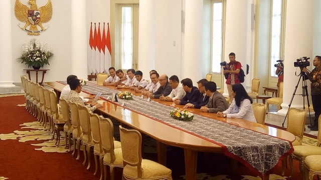 Jokowi bertemu Ceo Dorna, Indonesia Tourism Development Corporation (ITDC)  dan beberapa pembalap MotoGP di Istana Bogor. Foto: Fahrian Saleh/kumparan