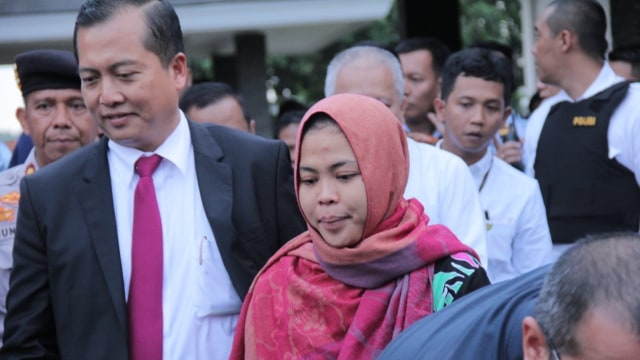 Siti Aisyah (kanan) tiba di Bandar Udara Internasional Halim Perdanakusuma. Foto: Jamal Ramadhan/kumparan