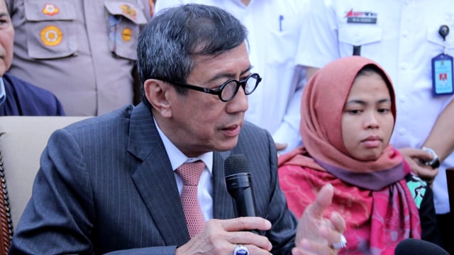 Siti Aisyah (kanan) di dampingi Menkumham Yasonna Laoly (kiri) tiba di Bandar Udara Internasional Halim Perdanakusuma. Foto: Jamal Ramadhan/kumparan
