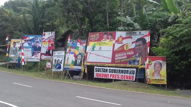 Salah satu titik di Yogyakarta yang dipasang spanduk tak beraturan. Foto: erl.