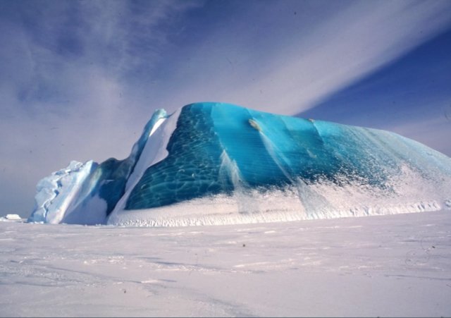 Gunung es di dekat Stasiun Davis, Antartika. Foto: Stephen Warren/AGU Jurnal Penelitian Geofisika: Oceans