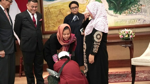 Siti Aisyah bertemu dengan keluarganya di Kementerian Luar Negeri. Foto: Nugroho Sejati/kumparan