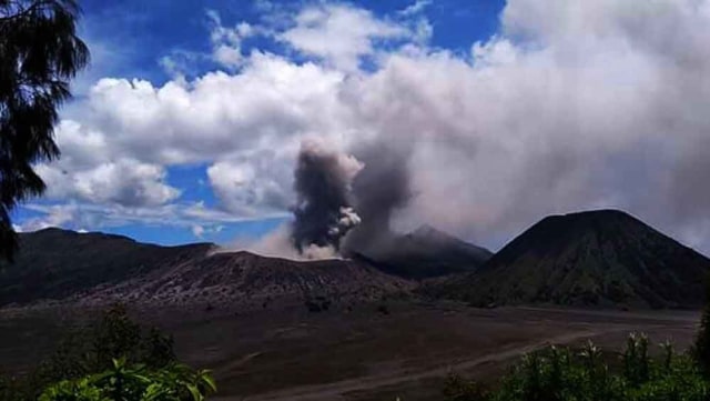 Gunung Bromo menyemburkan abu vulkanik serta asap