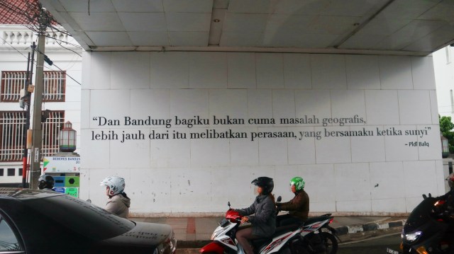 Quote Pidi Baiq di kawasan Jalan Asia Afrika, Bandung Foto: Helinsa Rasputri/kumparan