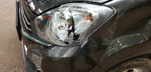 Kaca lampu mobil bagian depan milik reporter Tv One yang dirusak massa, Senin (10/3). Foto: Lukman Budianto/kendarinesiaid