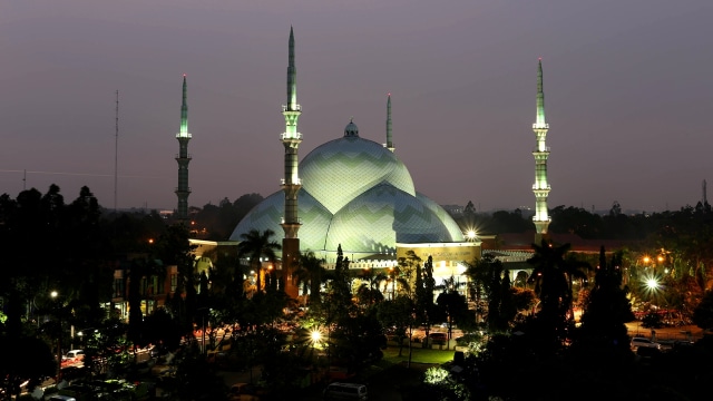 Kemegahan Masjid Raya Al Azhom, Tangerang saat malam hari. Foto: Dok. Dimas