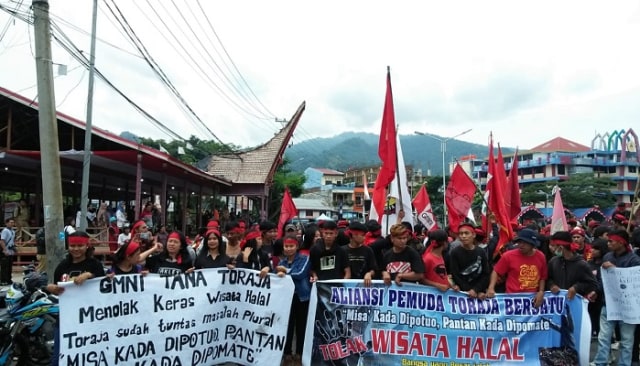 Aksi Demo Tolak Wisata Halal di Toraja.