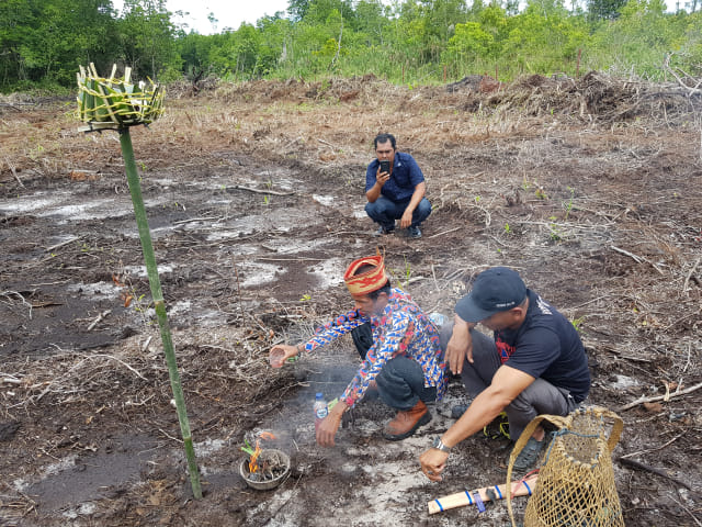 Mantir Adat saat melakukan ritual adat pemasangan ancak di lahan sengketa di sekitar kawasan Pelabuhan Tanjubg Kalaf, Kelurahan Kumai Hulu. (Foto: Joko Hardyono)