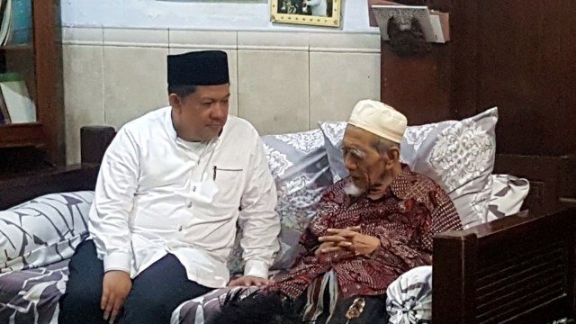 Wakil Ketua DPR, Fahri Hamzah sambangi ulama kharismatik asal Rembang, KH Maimoen Zubair yang akrab disapa Mbah Moen, Senin (11/3). Foto: Dok. Istimewa