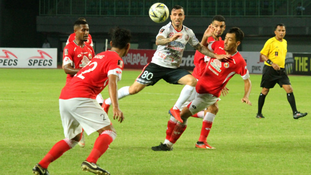 Bali United dan Semen Padang berhadapan di ajang Piala Presiden. Foto: Antara/Risky Andrianto