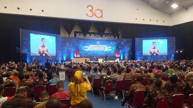 Presiden Jokowi saat meresmikan Pasar Rakyat di ICE BSD 3a, Selasa (12/3). Foto: Fahrian Saleh/kumparan