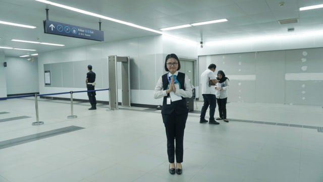 Petugas Stasiun Bundaran HI menyambut calon penumpang pada uji coba publik perdana MRT Jakarta.  Foto: Iqbal Firdaus/kumparan