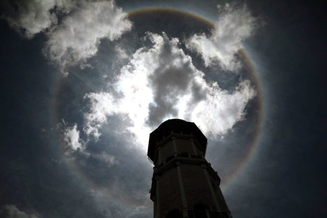 Fenomena Halo Matahari di langit Banda Aceh. Foto: Suparta/acehkini