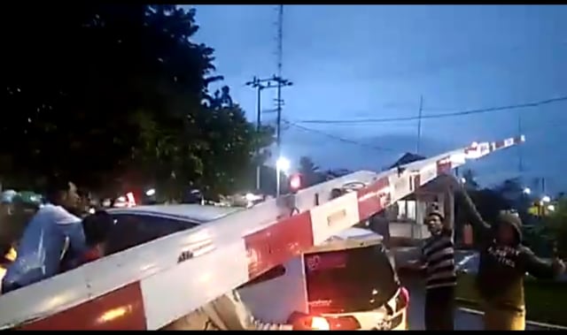 Potongan rekaman video masyarakat membantu mobil yang terjebak di rel kereta jalan Sultan Agung (11/3) | foto: ist.