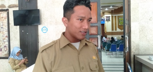 Guru honorer SD di Banjarmasin, Farhat di Balai Kota Banjarmasin. Foto: Zahidi/banjarhits.id