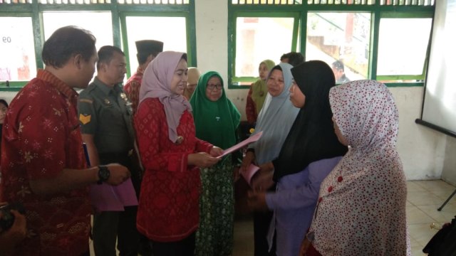 Bupati Brebes  Idza Priyanti saat bertemu keluarga penerima PKH. (foto: reza abineri)