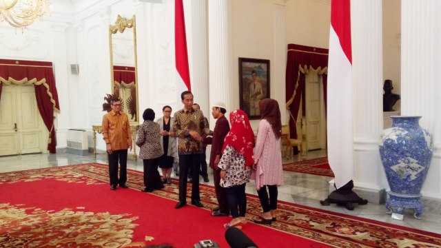 Presiden Joko Widodo bertemu dengan Siti Aisyah. Foto: Fahrian Saleh/kumparan