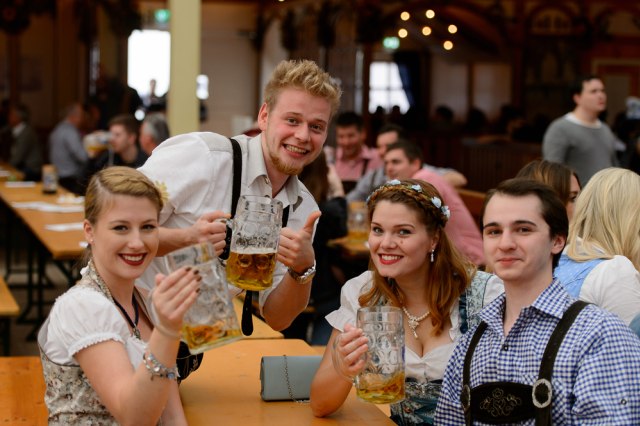 Ilustrasi turis Jerman yang sedang menikmati alkohol. Foto: Shutter Stock