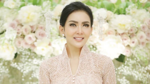 Riasan natural Syahrini saat lamaran. Foto: dok. Instagram/@reinobarack