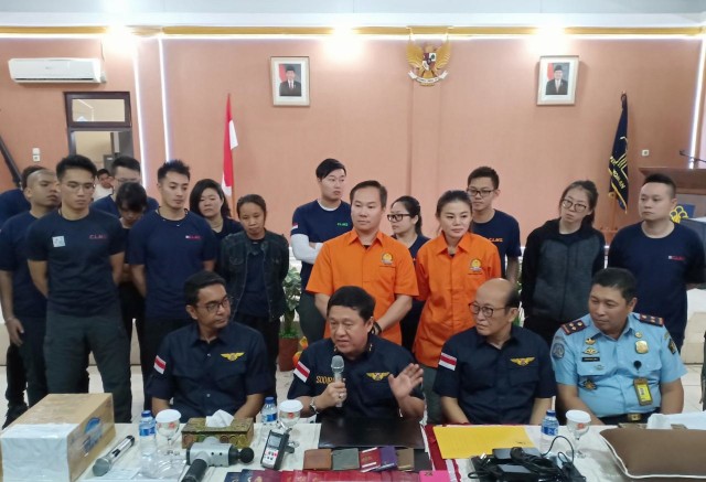 20 WNA yang ditangkap karena diduga mekaukan penyalahgunaan izin tinggal di Palembang (dok Urban Id)  