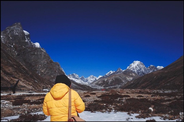 Gading Marten menikmati indahnya alam Nepal yang diselimuti salju. Foto: Instagram @gadiiing