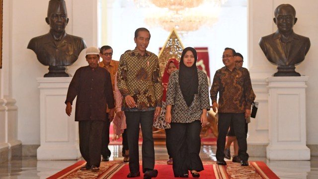 Presiden Joko Widodo (kedua kiri) berjalan bersama WNI yang terbebas dari dakwaan pembunuhan Kim Jong Nam di Malaysia, Siti Aisyah (kedua kanan) saat pertemuan di Istana Merdeka, Jakarta, Selasa (12/3). Foto: ANTARA FOTO/Akbar Nugroho Gumay