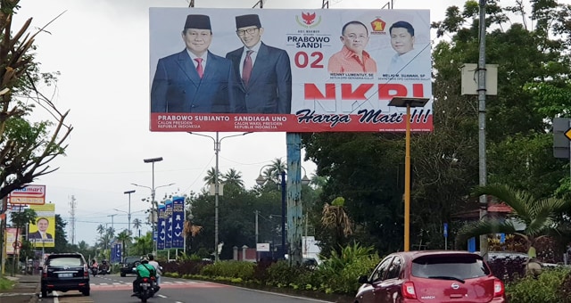 Baliho bergambar Calon Presiden dan Wakil Presiden Prabowo Subianto - Sandiaga Uno di Kota Manado, Sulawesi Utara yang dipasang oleh Pengurus DPD Partai Gerindra