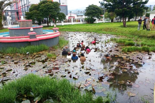 PSK yang tertangkap di Wamena direndam dalam kolam dengan alasan efek jera. (Foto Istimewa)