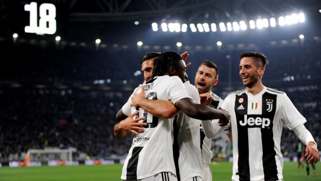 Pemain-pemain Juventus merayakan gol Moise Kean di laga melawan Udinese. Foto: Reuters/Massimo Pinca