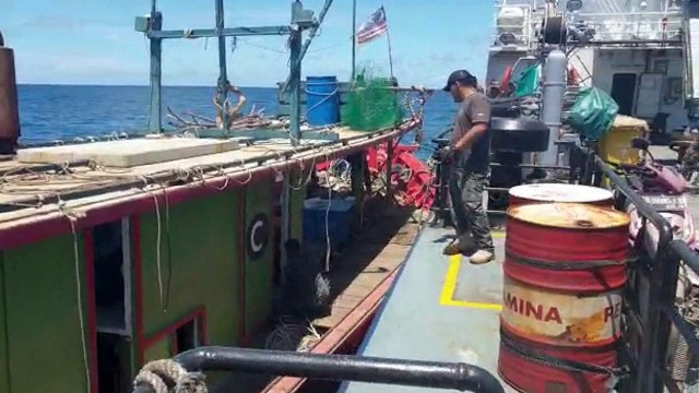 Kapal perikanan ilegal berbendera Malaysia ditangkap kapal pengawas KKP. Foto: Dok. KKP