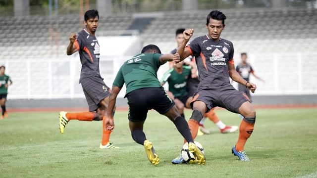 Timnas U-23 Indonesia menjajal kekuatan Semen Padang dalam laga uji tanding di Stadion Madya, Kompleks SUGBK, Selasa (12/3). Foto: Alan Kusuma/kumparan