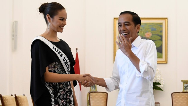 Presiden Joko Widodo (kanan) berjalan bersama Miss Universe 2018 Catriona Elisa Magnayon Gray di Istana Bogor, Jawa Barat, Senin (11/3/2019). Foto: ANTARA FOTO/Puspa Perwitasari